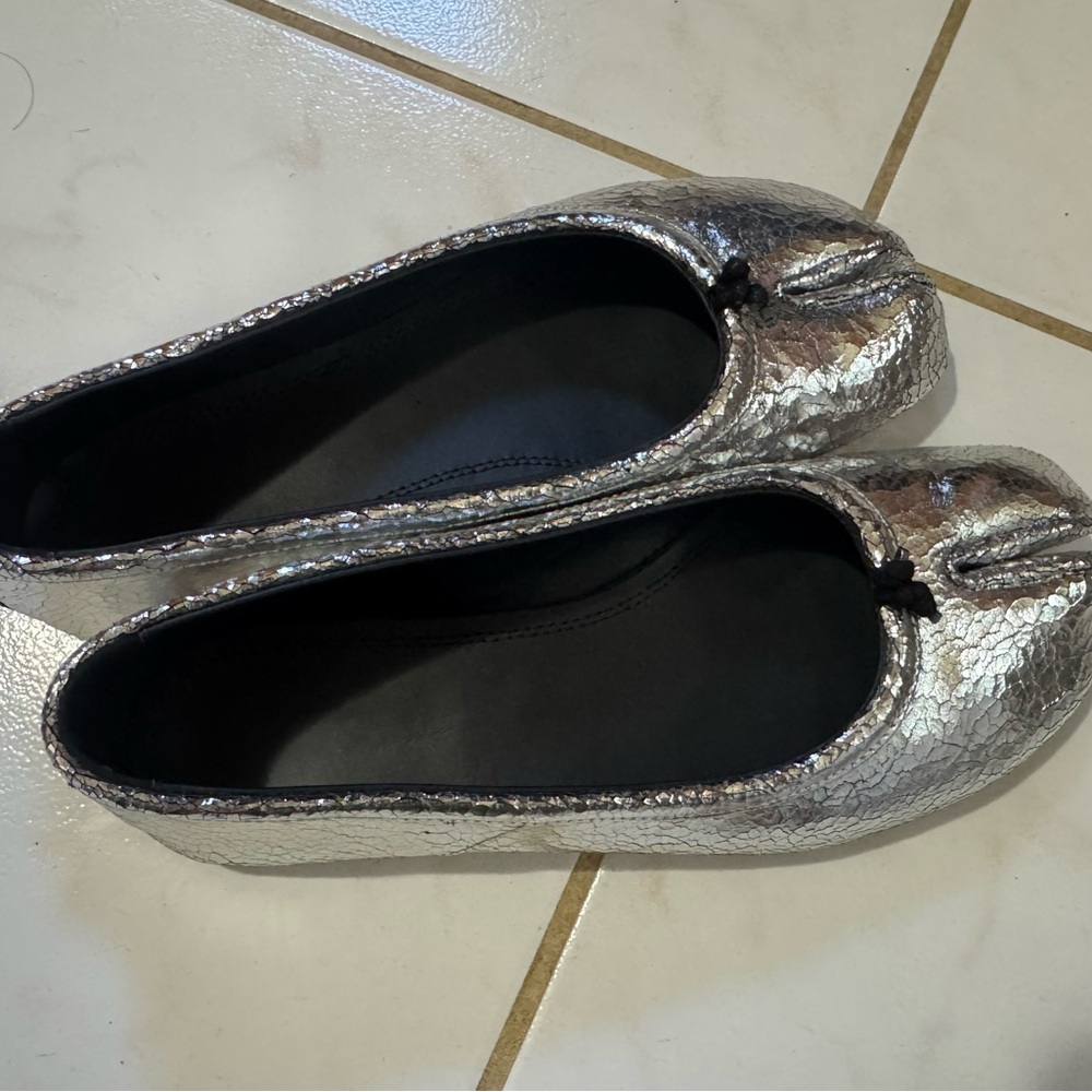 Silver cracked leather Tabi shoes Flats